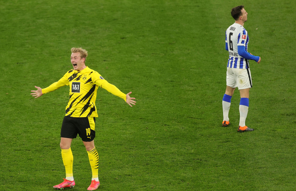 Memasuki babak kedua, Dortmund tetap tampil menyerang. Tim tuan rumah akhirnya mencetak angka di menit ke-54. 