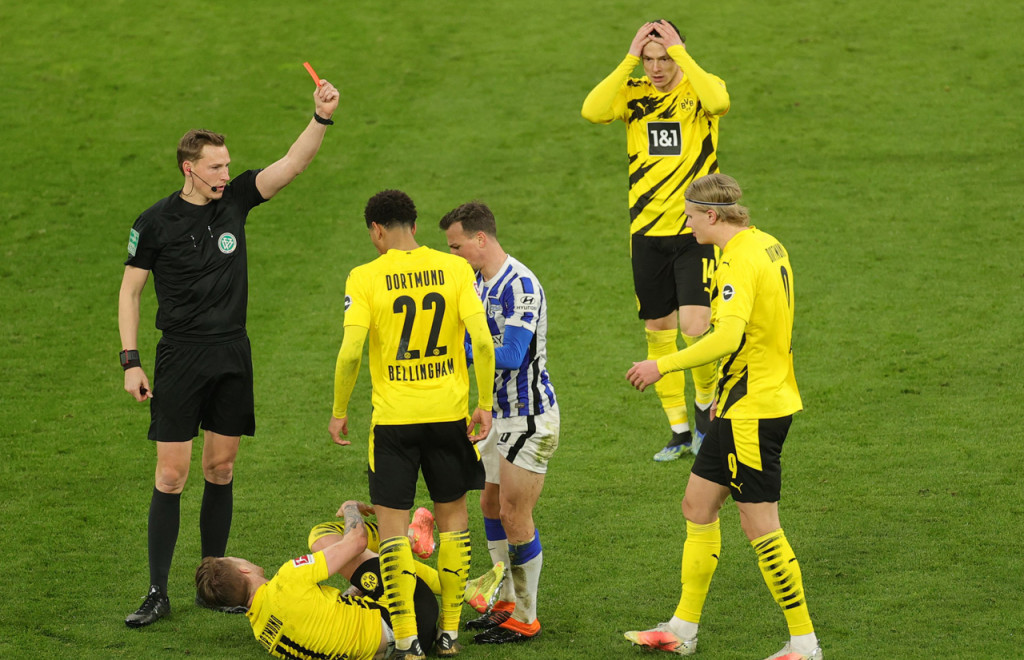 Hertha harus bermain dengan 10 pemain di menit ke-80.