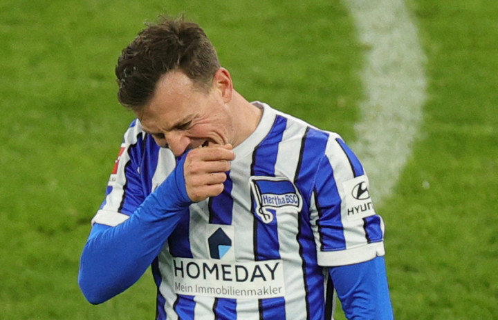 Vladimir Darida diusir wasit akibat tekel kerasnya kepada Reus.