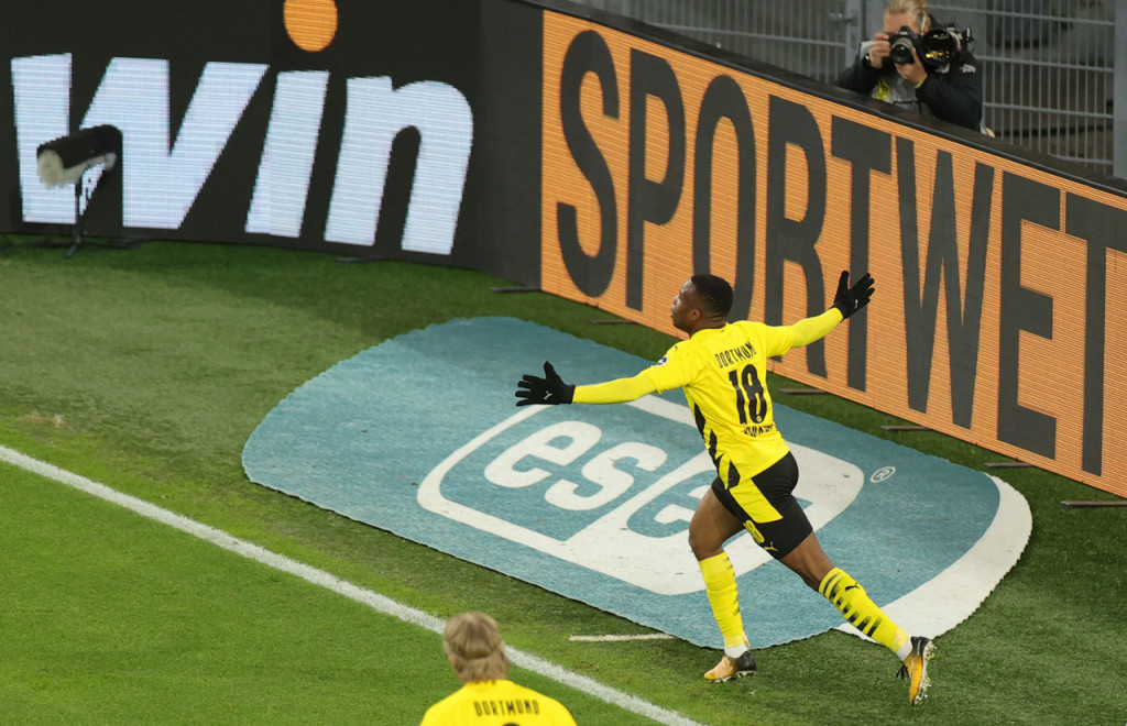 Dortmund menggandakan keunggulan di menit injury time.