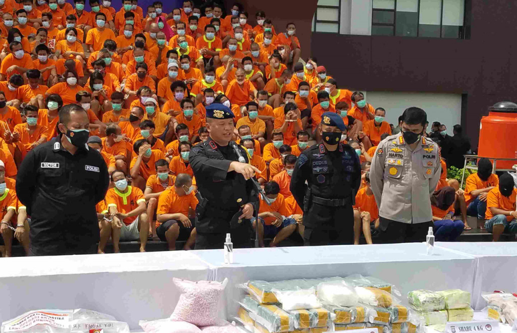 Kepolisian di Provinsi Riau meringkus 463 orang yang terlibat peredaran gelap Narkotika. Mereka ditangkap hanya dalam kurun waktu kurang lebih dua pekan, selama Operasi Antik 2021 digelar Polda Riau dan seluruh Polres se-Riau.