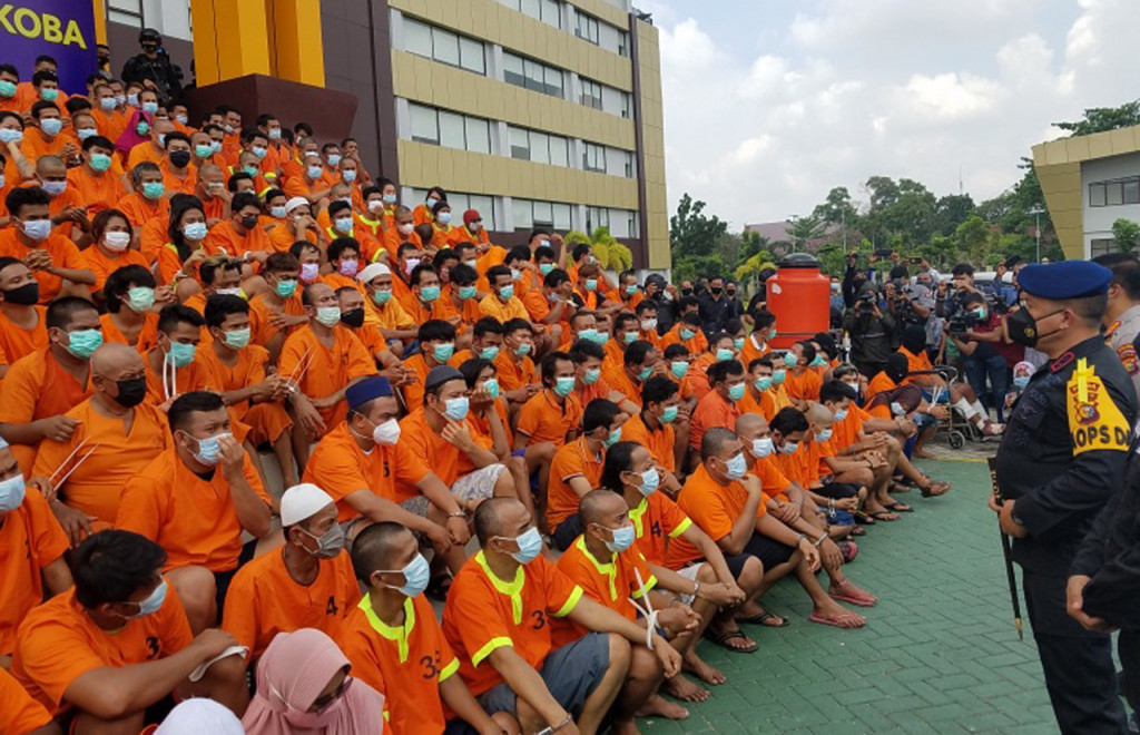 Ratusan tersangka ini mendapat pengawalan ketat dari pihak kepolisian bersenjata lengkap.