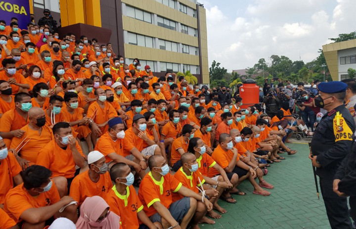 Ratusan tersangka ini mendapat pengawalan ketat dari pihak kepolisian bersenjata lengkap.