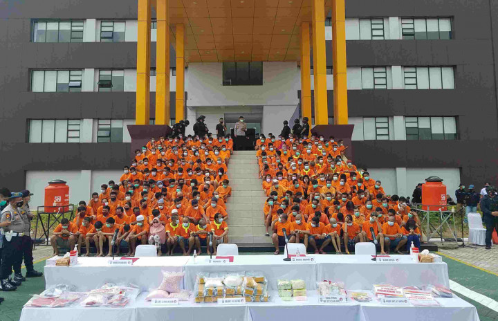 Sebanyak 42 kg lebih sabu dan 50.236 butir ekstasi serta 1,12 kg ganja disita dari para tersangka.