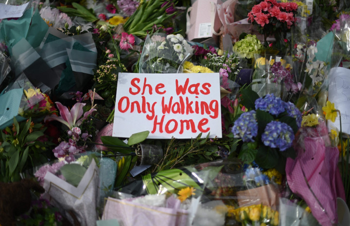 Sarah Everard dilaporkan hilang sejak 3 Maret lalu, saat berjalan kaki pulang dari rumah temannya di London bagian selatan. Penculikan dan pembunuhan Sarah memicu kekecewaan atas kegagalan polisi dan masyarakat luas untuk menangani hal ini.