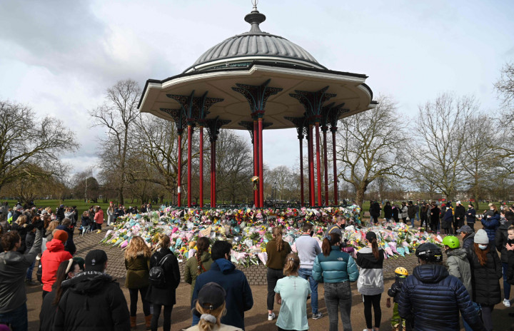 Pada Sabtu, 13 Maret 2021, pagi waktu setempat, sebuah tugu peringatan dadakan dengan bunga dan lilin bermunculan di sekitar panggung di Clapham Common, barat daya London, dekat tempat Everard terakhir terlihat. 