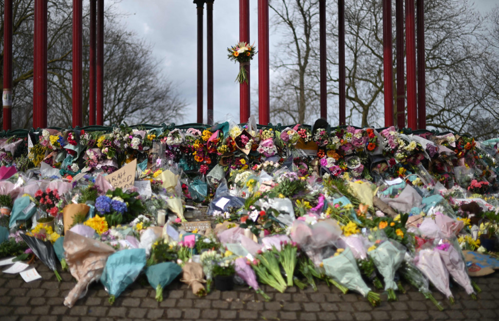 Malam harinya, sekitar seribu orang yang mayoritas wanita berkumpul di lokasi tersebut untuk memberikan penghormatan dan memprotes atas kurangnya keamanan yang mereka rasakan saat keluar sendirian.