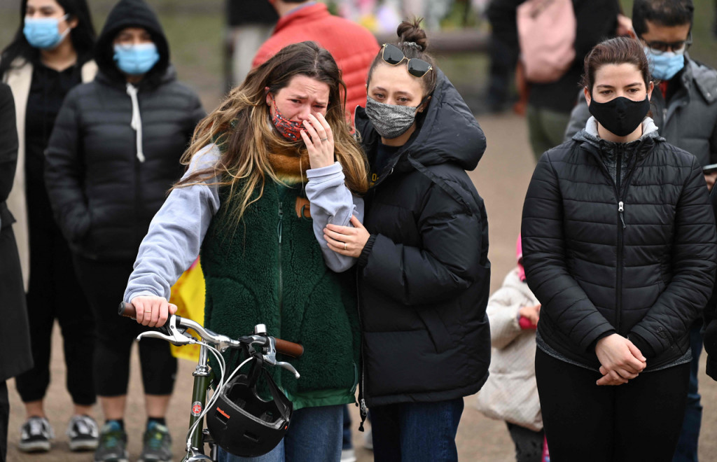 Terlihat di sana banyak wanita berdiri berpelukan, disaat ada yang lainnya meletakkan bunga dan menuliskan  pesan-pesan.
