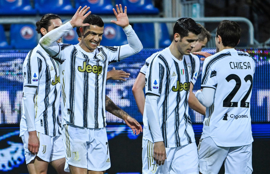 Ronaldo kembali membobol gawang Cagliari pada menit ke-32. Kali ini, penyerang berusia 36 itu melepaskan tembakan ke pojok kiri gawang yang merobek gawang tuan rumah.