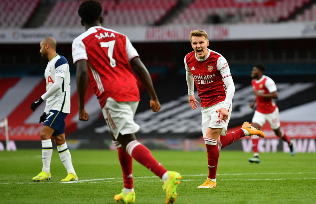 Sayangnya, keunggulan the Lilywhites tidak berlangsung lama. Memasuki menit ke-44, anak asuh Mikel Arteta berhasil mengejar ketertinggalan lewat Martin Odegaard yang sukses merobek jala lawan hingga menyeimbangkan kedudukan.