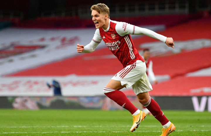 Martin Odegaard melakukan selebrasi usai mencetak gol ke gawang Tottenham Hotspur.