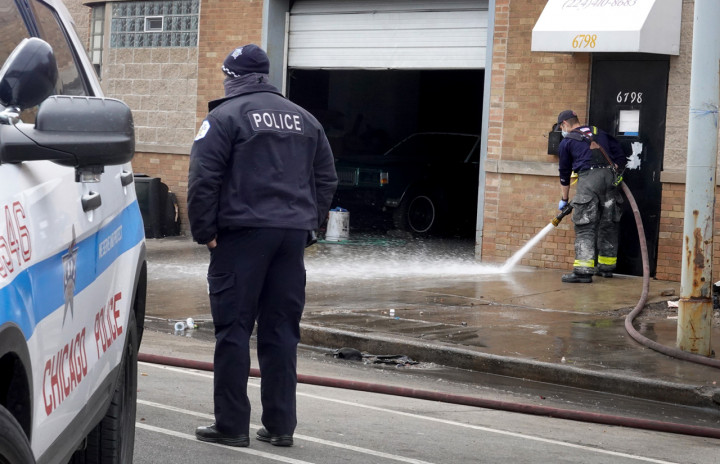 Pesta itu diadakan di sebuah gedung perusahaan derek yang diubah untuk pesta di South Side, Chicago.