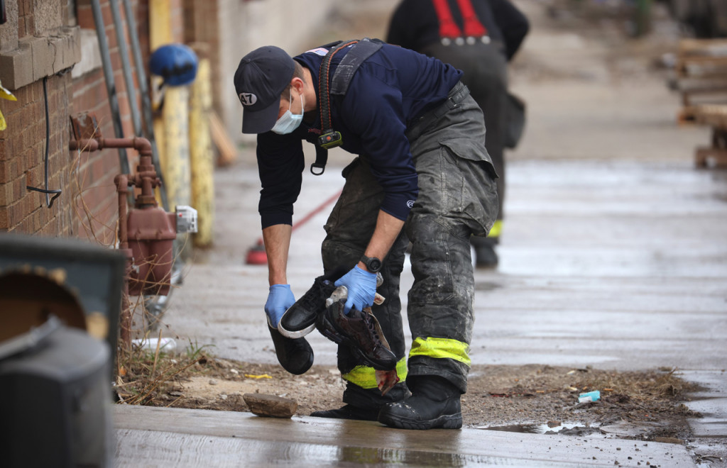 Jara mengatakan orang-orang yang tertembak berusia antara 20-44 tahun. Empat senjata ditemukan di tempat kejadian, dan beberapa korban masih menjalani operasi pada Minggu, 14 Maret 2021, malam waktu setempat.