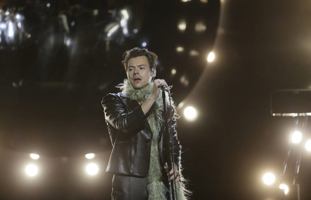 Malam penghargaan musik bergengsi tersebut dibuka dengan lagu Watermelon Sugar. Penampilan charming Harry Styles sekaligus mencetak sejarah Grammy pertamanya sejak debut solo dengan kategori Best Solo Performance.