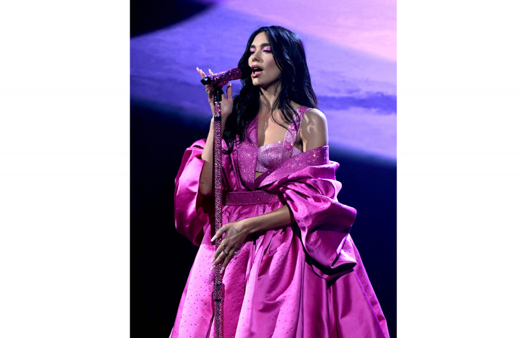 Dua Lipa tak ketinggalan membawakan lagu Levitating yang membawanya sebagai salah satu peraih nominasi terbanyak tahun ini.