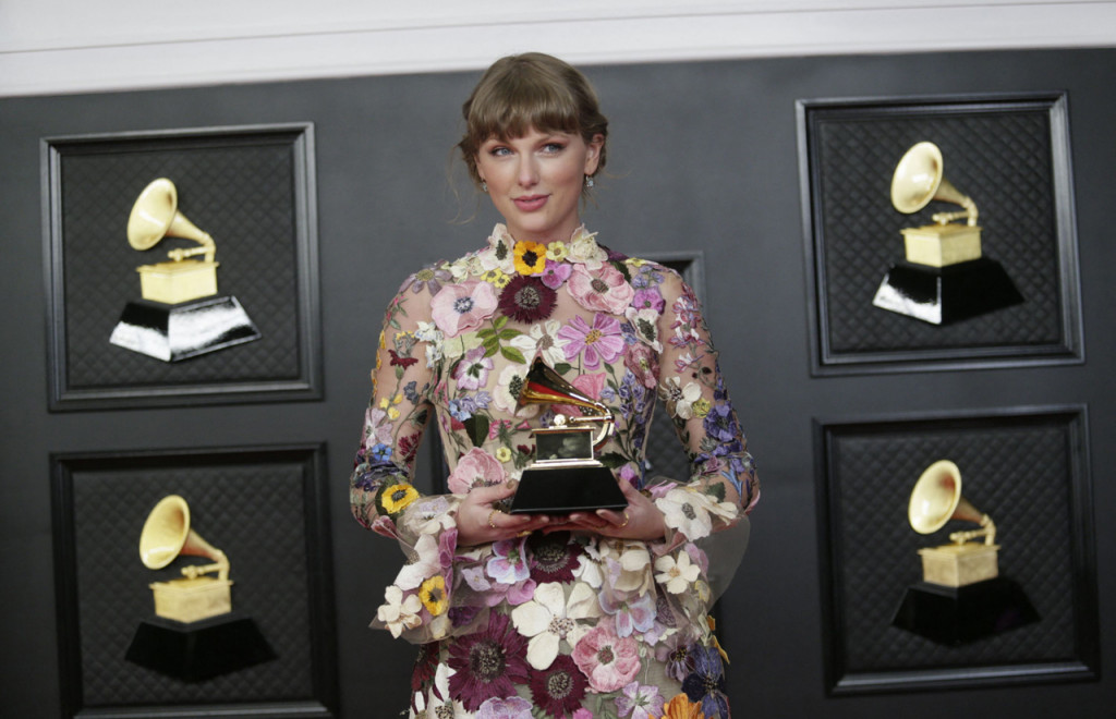 Taylor Swift menampilkan suasana folklore yang manis dengan hits terbaiknya selama 2020 yakni Cardigan. Taylor juga meraih penghargaan Album of The Year di Grammy untuk album 