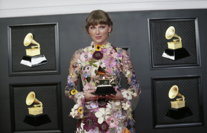 Taylor Swift menampilkan suasana folklore yang manis dengan hits terbaiknya selama 2020 yakni Cardigan. Taylor juga meraih penghargaan Album of The Year di Grammy untuk album 