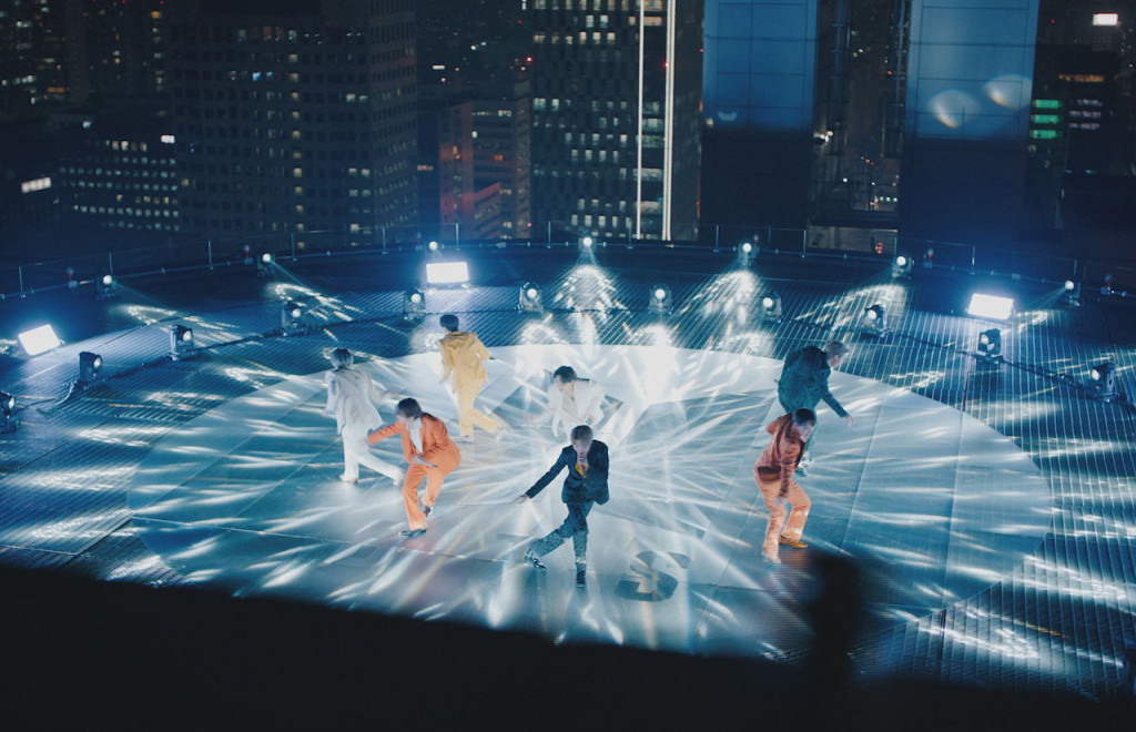 BTS menampilkan Dynamite dalam Grammy Awards 2021. Ketujuh member BTS tampil memesona dalam balutan setelan hitam, oranye, beige, serta kuning.