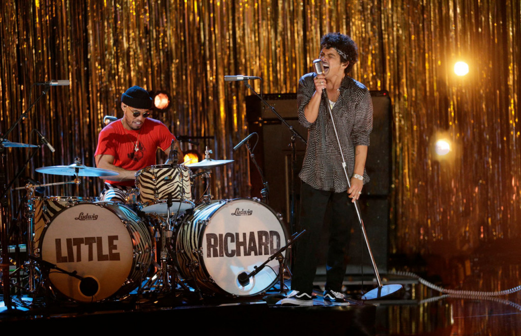 Debut pertama Silk Sonic di Grammy yang sekaligus menjadi penampilan langsung di televisi untuk pertama kalinya semenjak duo Bruno Mars dan Anderson .Paak merilis Leave The Door Open.