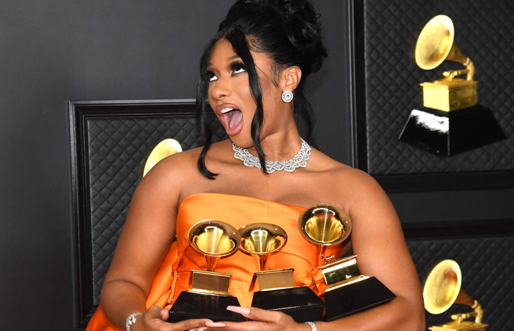 Megan jadi rapper wanita pertama juga yang membawa pulang kategori bergengsi ini.