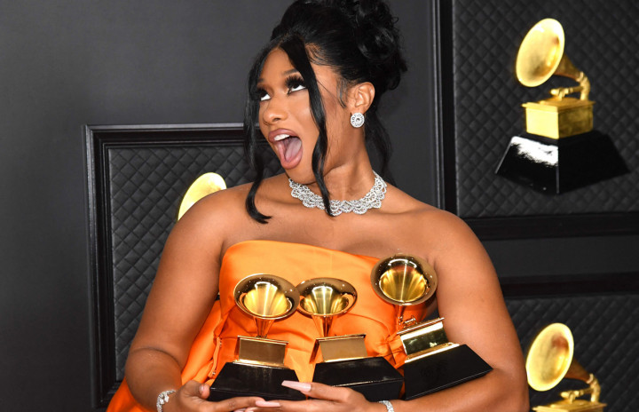 Megan jadi rapper wanita pertama juga yang membawa pulang kategori bergengsi ini.