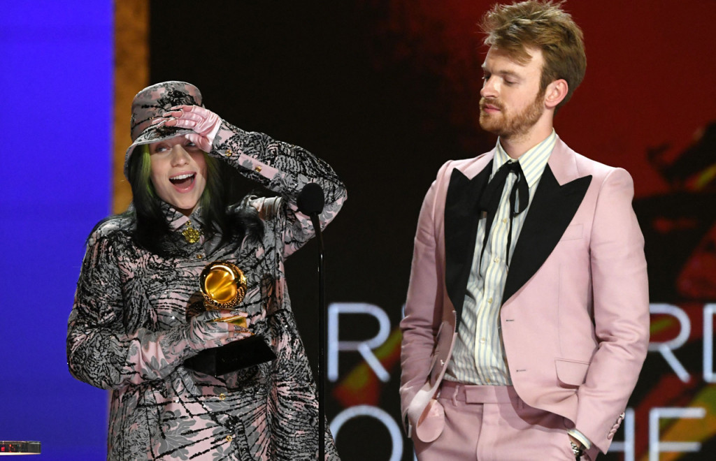 Billie Eilish dan Finneas memperlihatkan siblings goals mereka di panggung Grammy selama dua tahun berturut-turut. Billie Eilish menyanyikan everything i wanted yang sekaligus membawa pulang penghargaan Best Song Written for Visual Media.