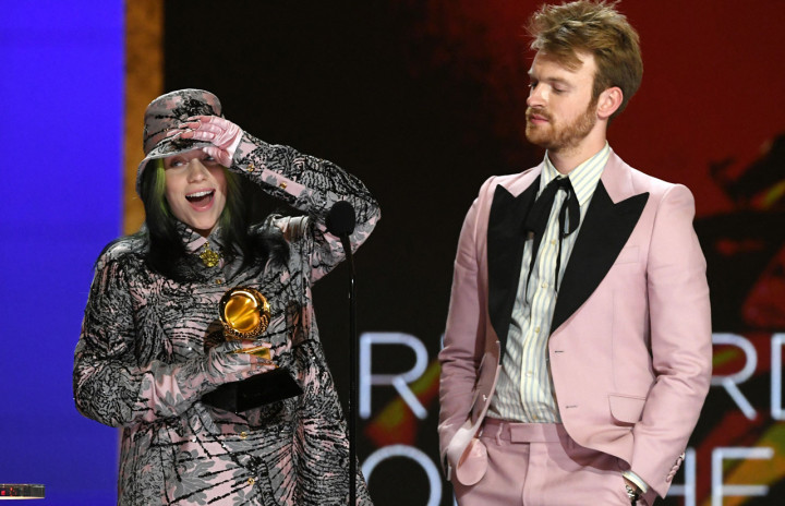 Billie Eilish dan Finneas memperlihatkan siblings goals mereka di panggung Grammy selama dua tahun berturut-turut. Billie Eilish menyanyikan everything i wanted yang sekaligus membawa pulang penghargaan Best Song Written for Visual Media.