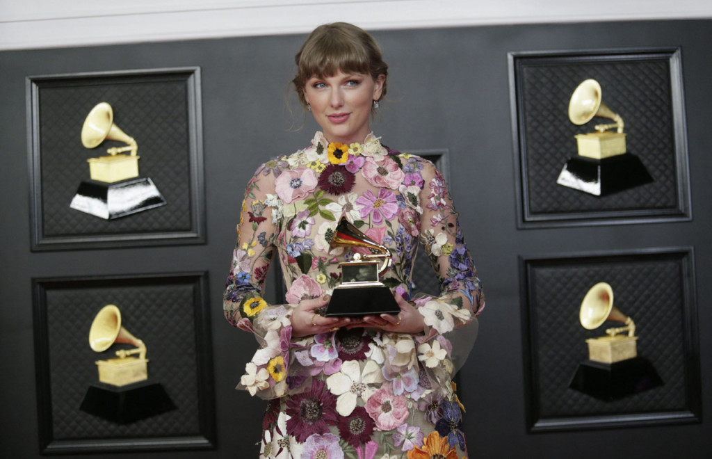 Taylor Swift yang tampil dengan dress penuh bunga tahun ini membawa pulang penghargaan Album of The Year buat albumnya folklore. 