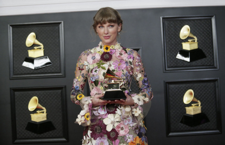 Taylor Swift yang tampil dengan dress penuh bunga tahun ini membawa pulang penghargaan Album of The Year buat albumnya folklore. 