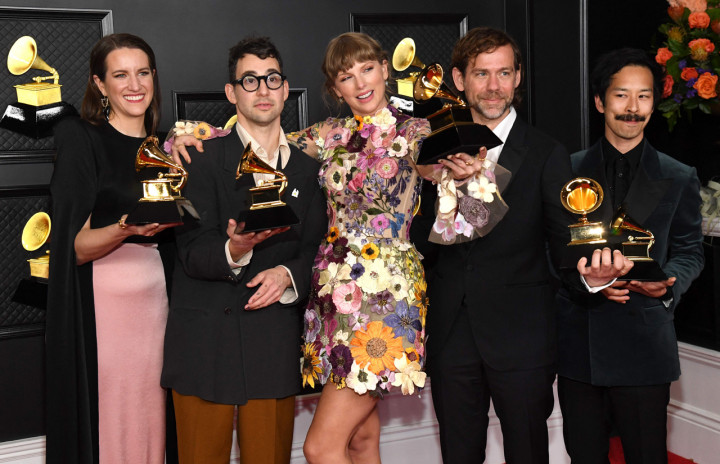 Bersama dengan Taylor, naik juga ke panggung sederet rekannya dalam produksi folklore. Di antaranya Jack Antonoff, Aaron Dressner, Laura Sisk, dan Jonathan Low. Aaron Dressner sempat memberikan pidato kemenangannya sebelum Taylor Swift. 