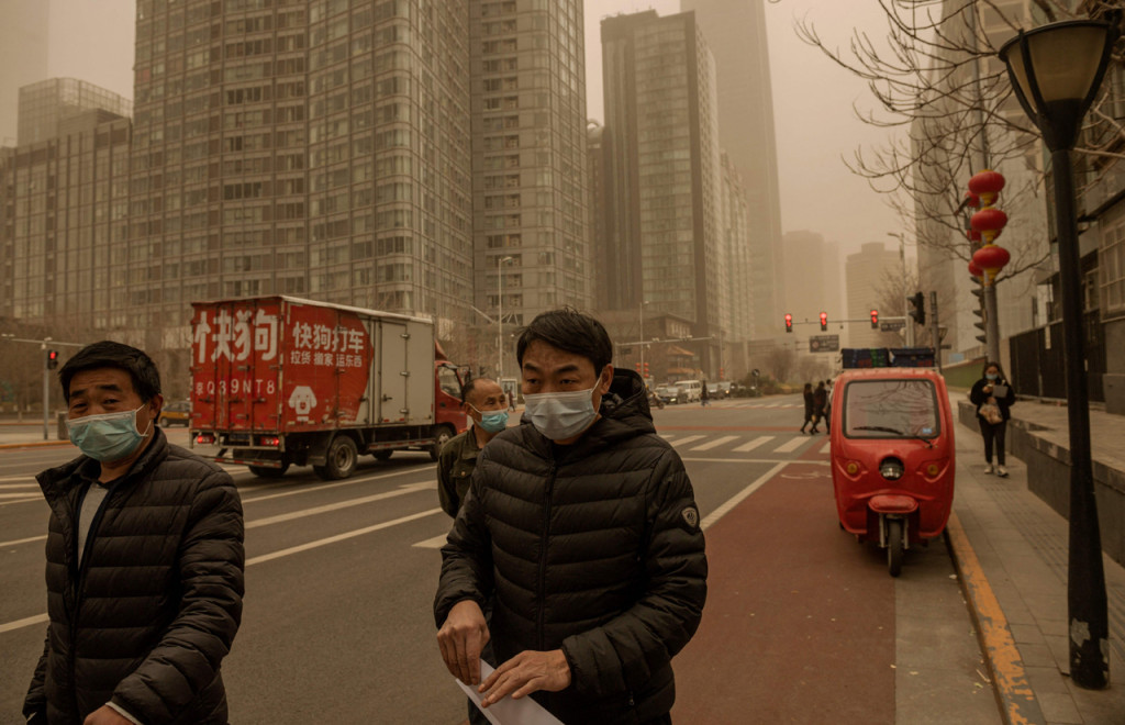 Peringatan kuning untuk badai pasir dikeluarkan pada 7.25 pagi di Beijing. Artinya, masyarakat diimbau untuk menghentikan aktivitas di luar ruangan dan menggunakan masker pelindung.