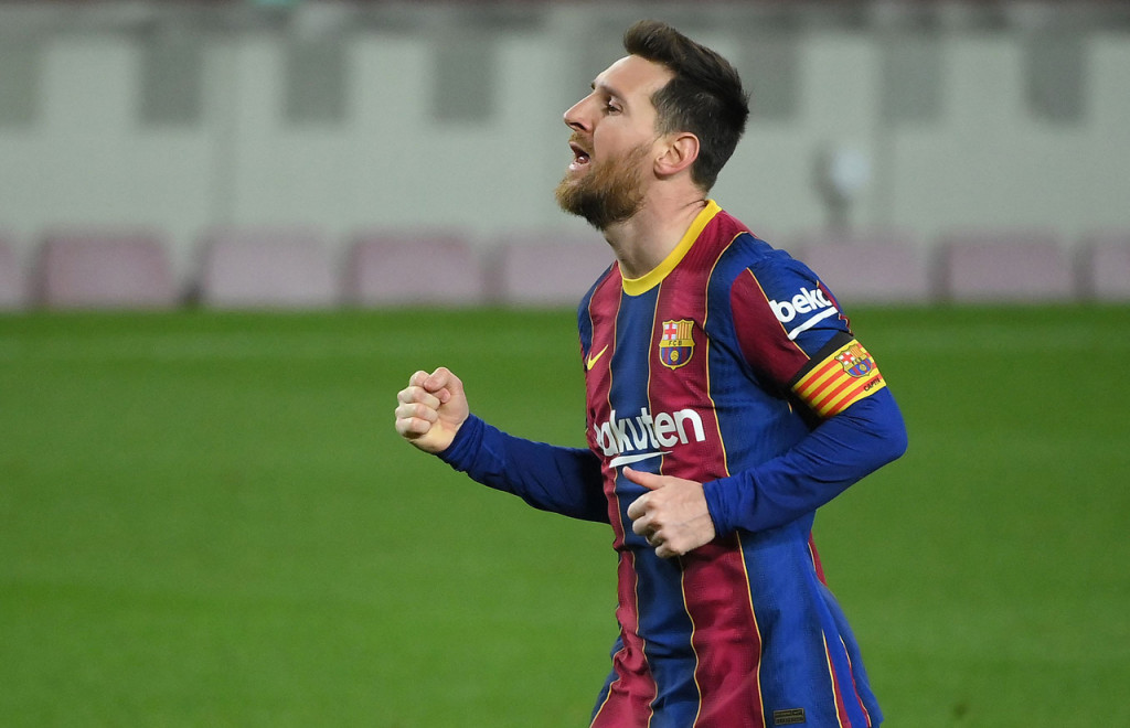 Lionel Messi melakukan selebrasi usai mencetak gol ke gawang Huesca.