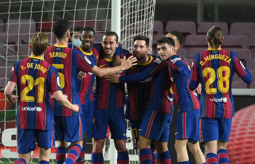 Antoine Griezmann bersama tim melakukan selebrasi usai mencetak gol ke gawang Huesca.
