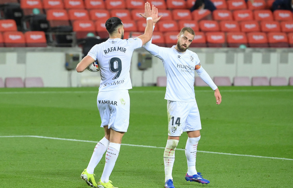 Sementara, Huesca hanya mampu membalas lewat penalti Rafa Mir di masa injury time babak pertama pada menit ke45+4.