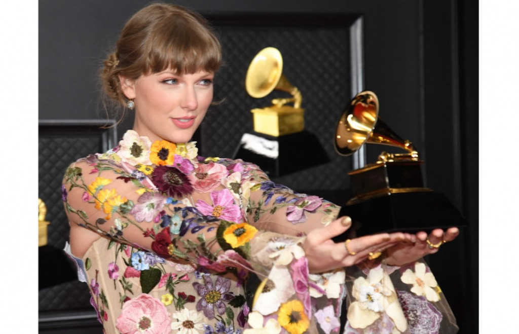 Taylor Swift tampil memukau dengan lagu-lagu dari album Folklore dan Evermore di panggung Grammy Awards 2021, Senin, 15, Maret 2021. Penampilannya tahun ini disempurnakan dengan piala Grammy buat kategori Album of the Year.