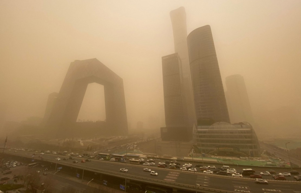 Beijing dilanda badai pasir terbesar dalam satu dekade yang berasal dari Mongolia pada Senin, 15 Maret 2021, pagi.