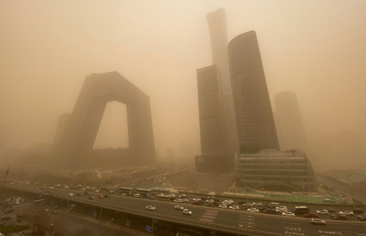 Beijing dilanda badai pasir terbesar dalam satu dekade yang berasal dari Mongolia pada Senin, 15 Maret 2021, pagi.