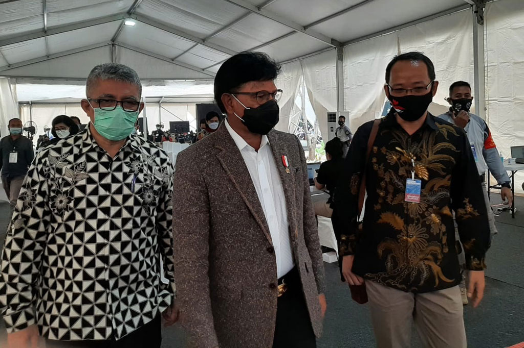 Menteri Komunikasi dan Informasi Johnny G Plate (tengah) didampingi Ketua Komisi Hubungan Antar Lembaga dan Internasional Dewan Pers Agus Sudibyo (kanan) meninjau vaksinasi covid-19 dosis kedua bagi Jurnalis di Hall Basket Senayan, Jakarta, Selasa, 16 Maret 2021.