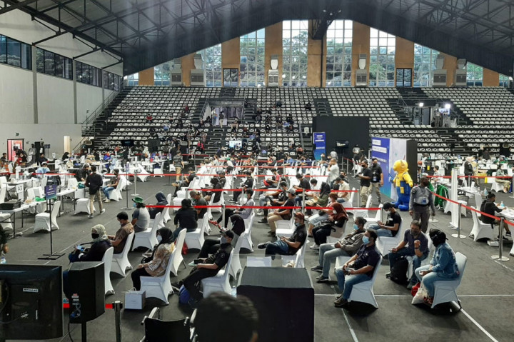 Hari ini, vaksinasi covid-19 dosis ke-2 bagi para jurnalis di wilayah Jakarta, Bogor, Depok, Tangerang, dan Bekasi (Jabodetabek) dilaksanakan di Hall Basket Gelora Bung Karno, Jakarta. Setidaknya, sekitar 5.000 jurnalis dari berbagai media mengikuti proses vaksinasi tahap kedua yang digelar selama dua hari yakni Selasa, 16 Maret 2021 dan Rabu, 17 Kamis 2021.