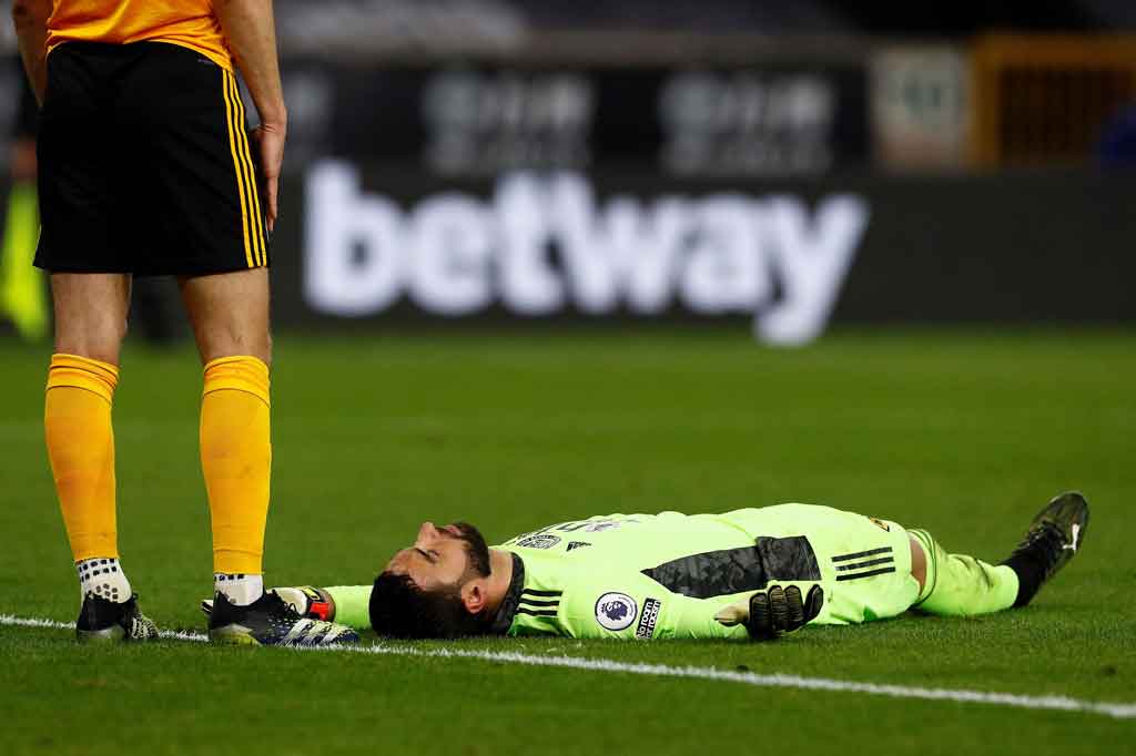 Penjaga gawang Wolverhampton Rui Patricio mengalmai cedera yang mengerikan saat laga melawan Liverpool pada lanjutan pertandingan Liga Inggris di Molineaux, Selasa, 16 Maret 2021 dini hari WIB.