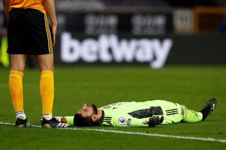 Penjaga gawang Wolverhampton Rui Patricio mengalmai cedera yang mengerikan saat laga melawan Liverpool pada lanjutan pertandingan Liga Inggris di Molineaux, Selasa, 16 Maret 2021 dini hari WIB.