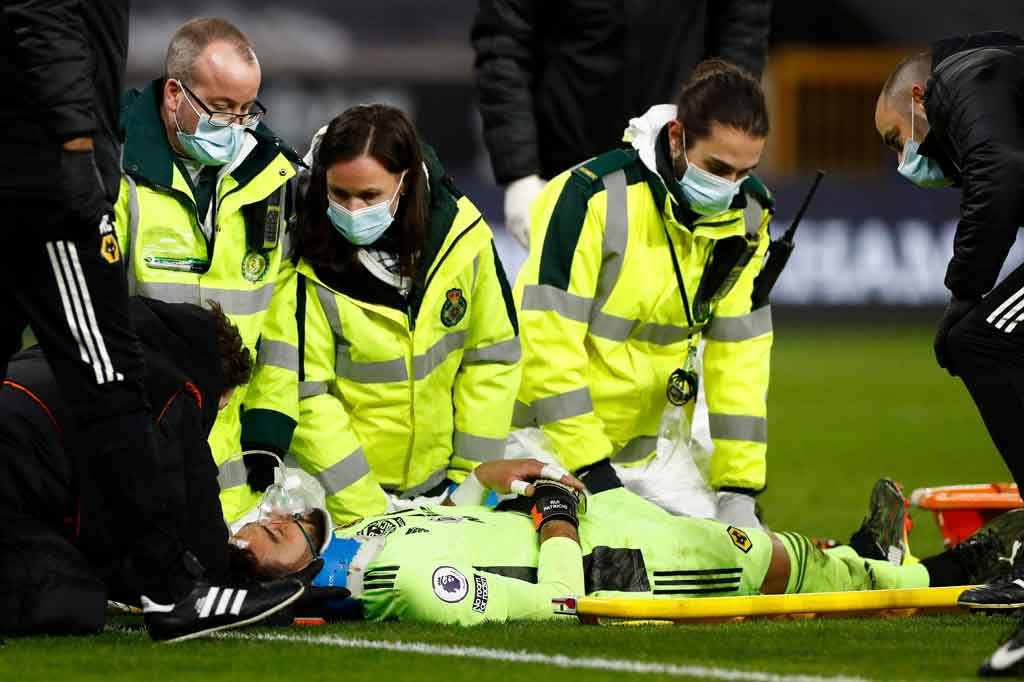 Tim medis menghabiskan lebih dari 10 menit untuk merawat Patricio di dalam lapangan, sebelum kiper Portugal itu ditandu keluar dari lapangan dengan alat bantu pernafasan. Patricio kemudian digantikan oleh John Ruddy.