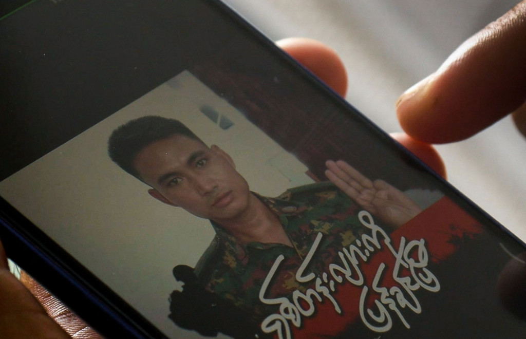 Dalam sebuah postingan media sosialnya, Ling yang berseragam tentara tampak memberikan hormat tiga jari sebagai bentuk dukungannya terhadap demokrasi.