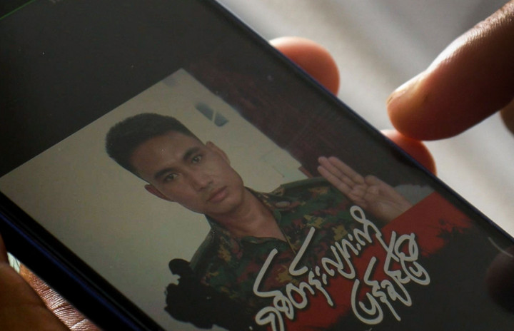 Dalam sebuah postingan media sosialnya, Ling yang berseragam tentara tampak memberikan hormat tiga jari sebagai bentuk dukungannya terhadap demokrasi.