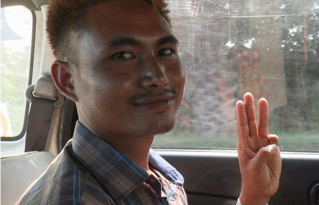 Tentara berusia 30 tahun itu memposting foto dirinya di Facebook minggu lalu, ketika pasukan keamanan terus melakukan kekerasan terhadap pengunjuk rasa. Postingan itu dibagikan oleh lebih dari seribu akun sambil memuji keberaniannya.