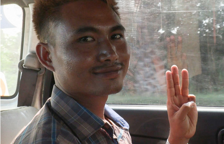 Tentara berusia 30 tahun itu memposting foto dirinya di Facebook minggu lalu, ketika pasukan keamanan terus melakukan kekerasan terhadap pengunjuk rasa. Postingan itu dibagikan oleh lebih dari seribu akun sambil memuji keberaniannya.