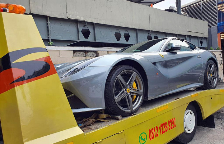 Kepala Pusat Penerangan Hukum Kejaksaan Agung Leonard Eben Ezer Simanjuntak menyebut mobil Ferrari yang dipindahkan merupakan milik Komisaris Utama PT Trada Alam Minera Heru Hidayat yang merupakan salah satu tersangka dalam kasus dugaan korupsi PT Asabri. 