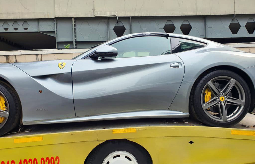 Petugas memindahkan barang bukti berupa satu unit mobil Ferrari Tipe F12 Berlinetta warna abu-abu metalik nomor polisi B 15 TRM dari sebuah showroom ke kantor pusat Asabri, di Jakarta. 