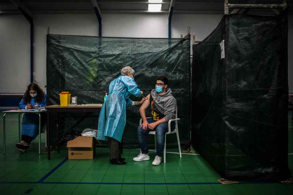 Pada pekan lalu, hampir seluruh dari 400 penduduk mereka telah divaksinasi. Satu-satunya dokter di pulau itu juga bergembira ketika orang-orang berbaris di kompleks olahraga untuk mendapatkan dosis kedua
dari vaksin Pfizer.