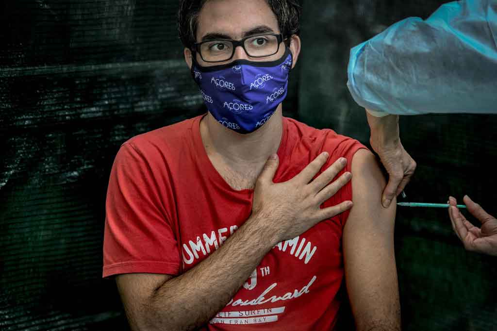 “Kami sudah menjalani kehidupan yang sangat dekat dengan normal,” kata dokter Antonio Salgado sambil memeriksa nama-nama dari daftarnya. “Sekarang akan lebih dari itu!